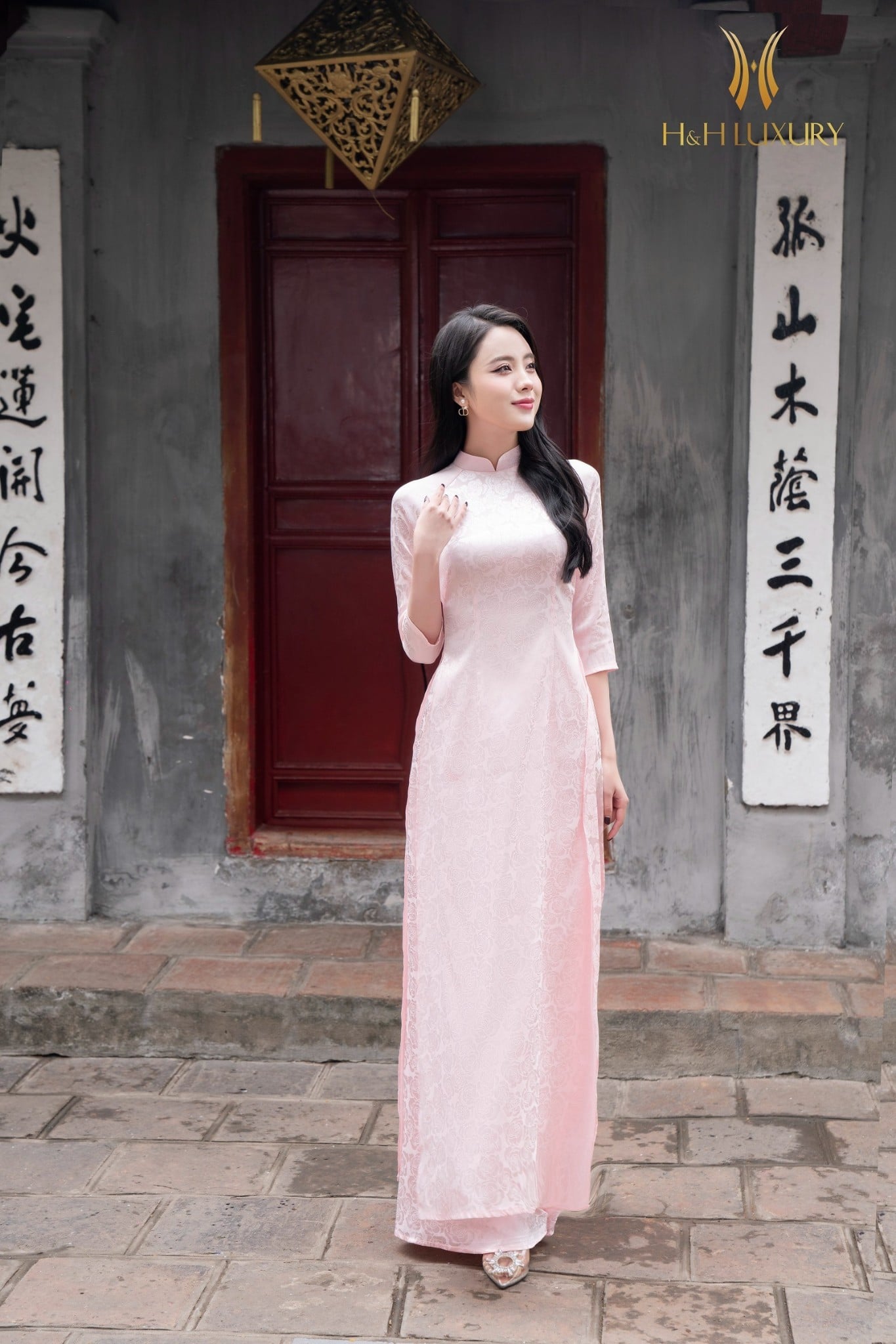 Kiểu tóc và lối trang điểm đồng điệu