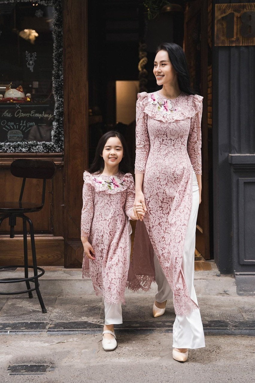 Áo dài ren mẹ và bé cổ điển