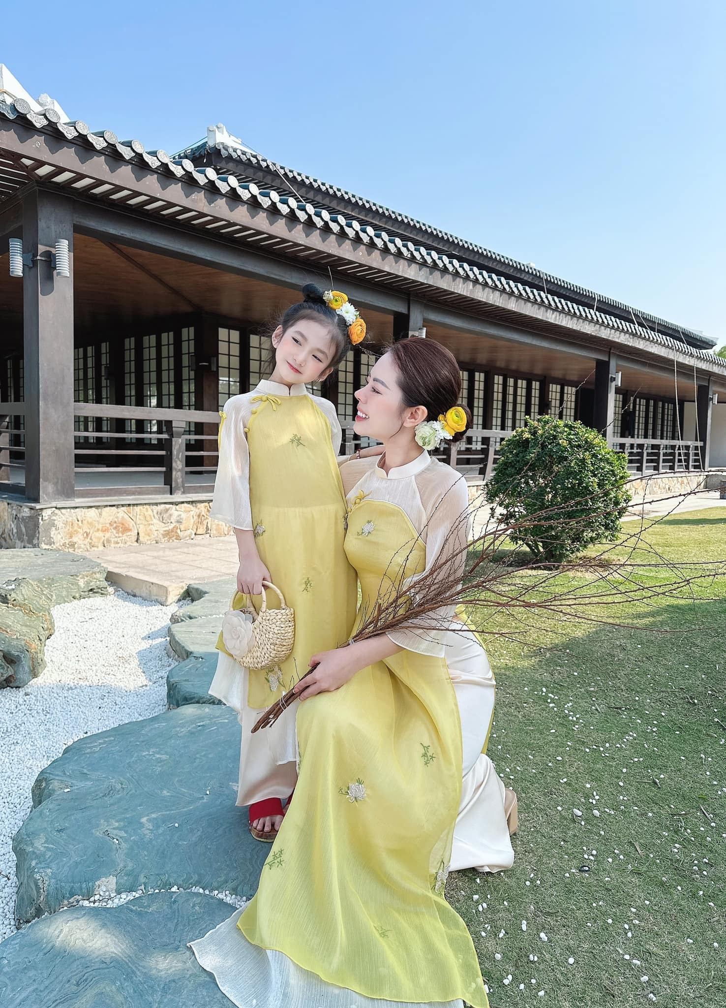 Áo dài mẹ và bé màu vàng