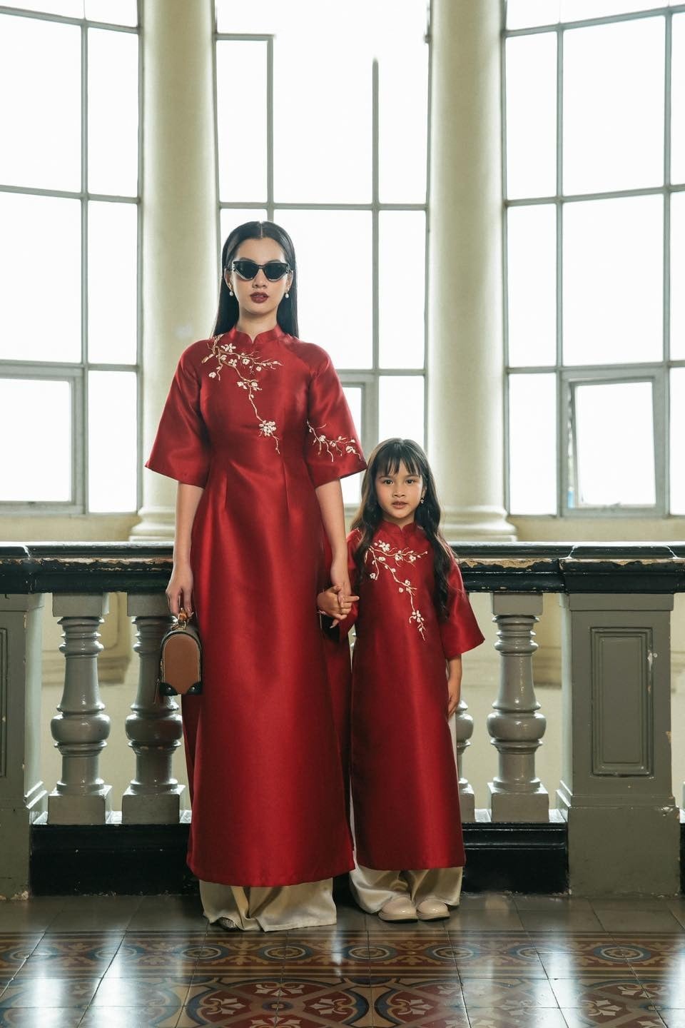 Áo dài mẹ và bé màu đỏ may mắn đầu năm
