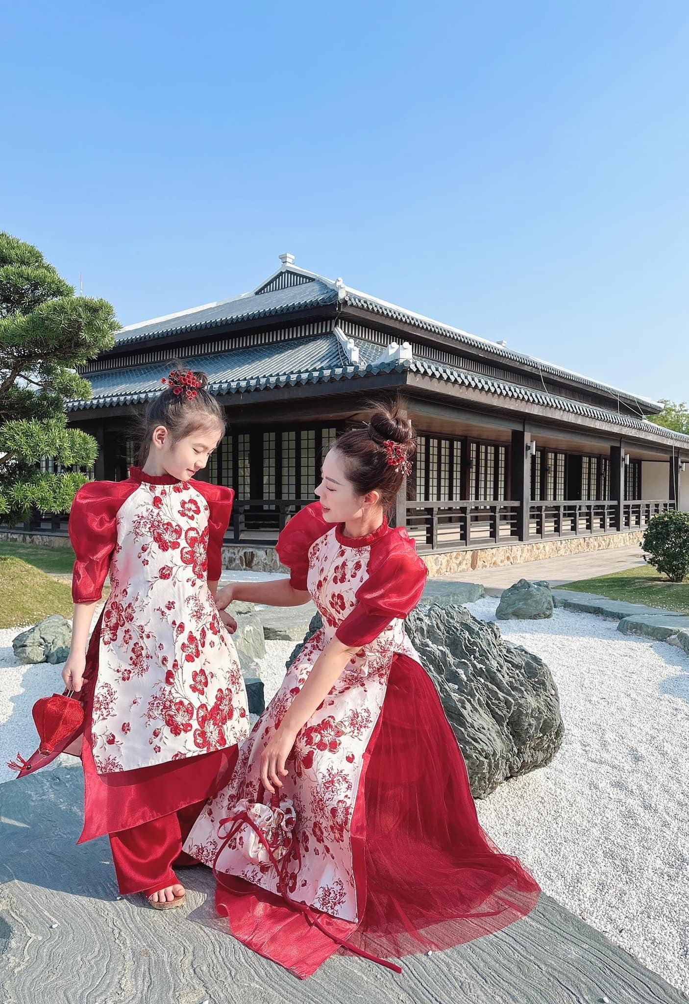 Set áo dài cách tân cho mẹ và bé phối chân váy xếp ly