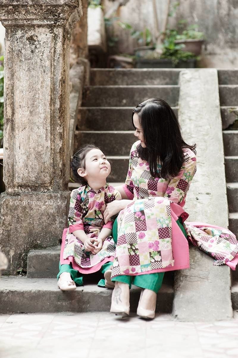 Áo dài dân gian mẹ và bé họa tiết