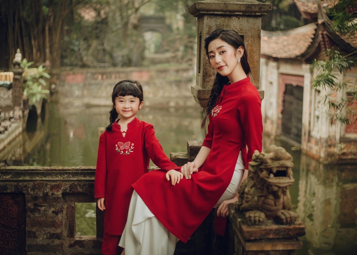 Áo dài nhung mẹ và bé giữ ấm ngày Tết