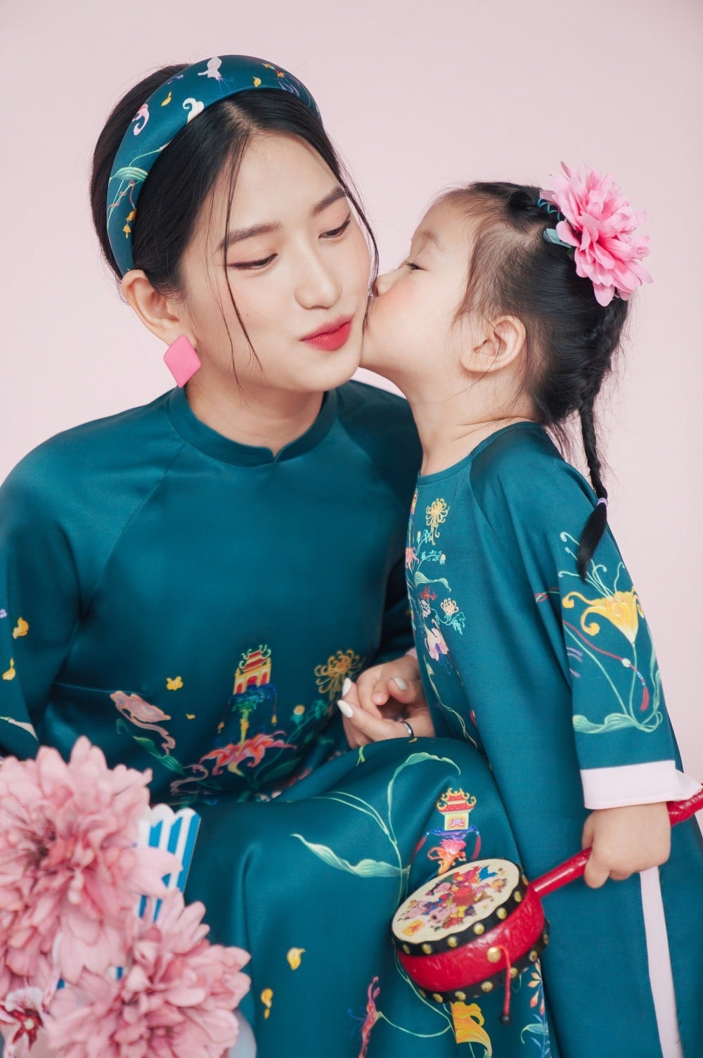 Áo dài thêu tay mẹ và bé