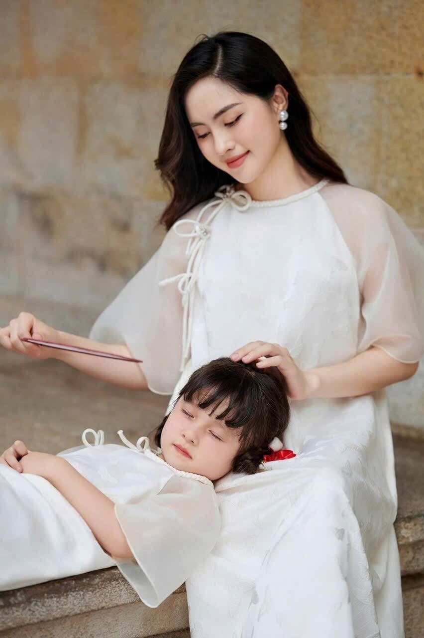 Áo dài trắng mẹ và bé