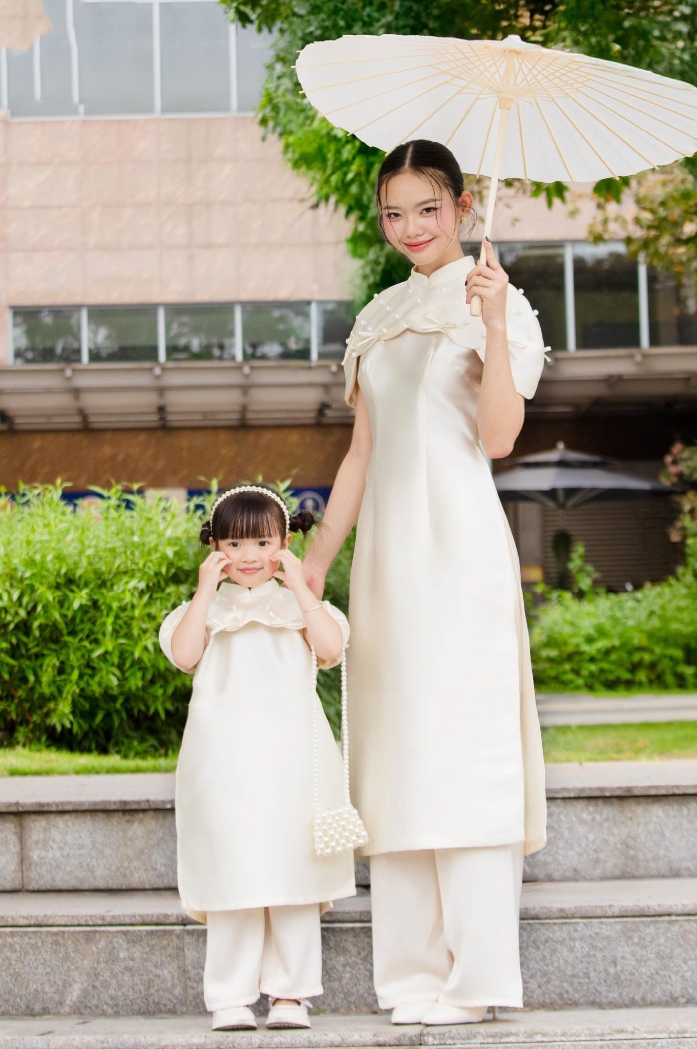 Áo dài gấm mẹ và bé họa tiết nổi sang trọng
