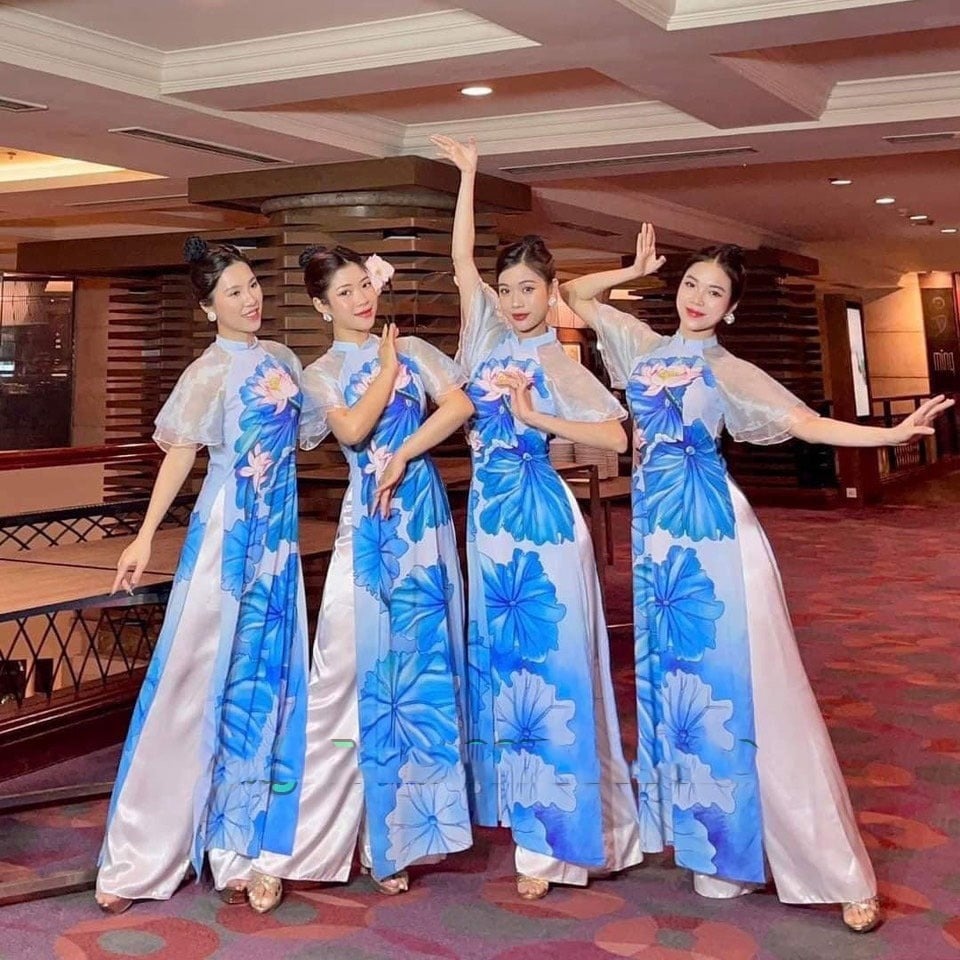 18. Áo dài múa họa tiết tre, trúc