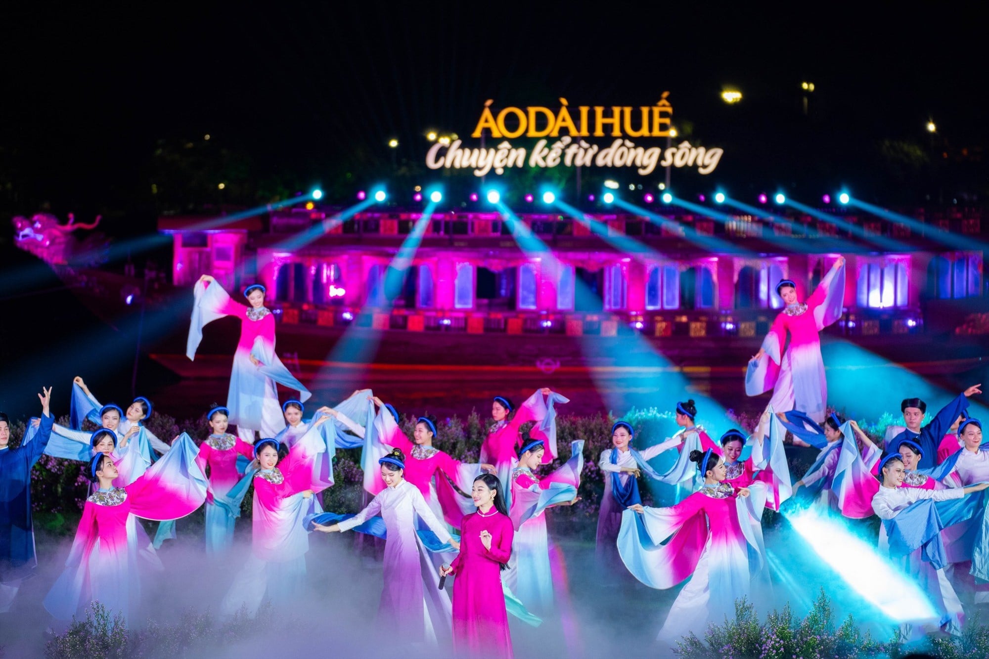 5. Áo dài múa lụa trơn đơn sắc