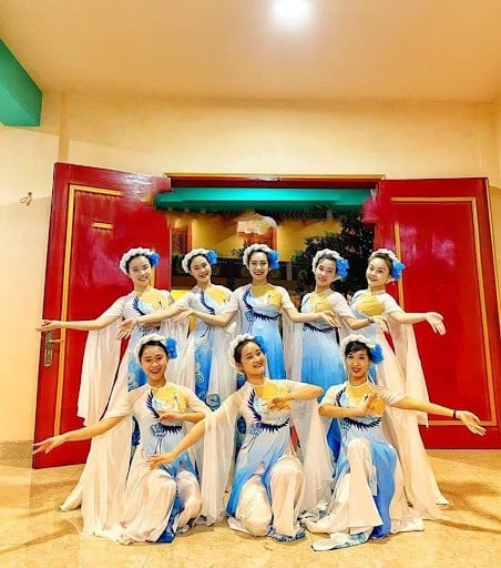 17. Áo dài múa yếm đào cách điệu