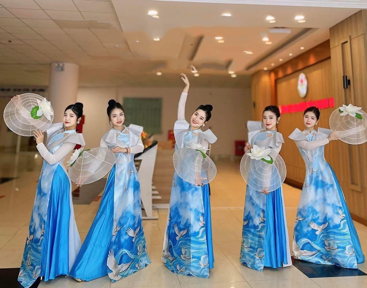 15. Áo dài múa màu xanh ngọc bích