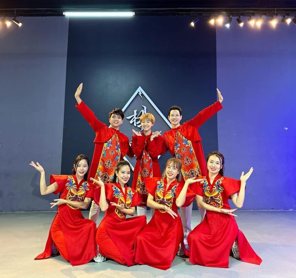 6. Áo dài múa gấm vương giả