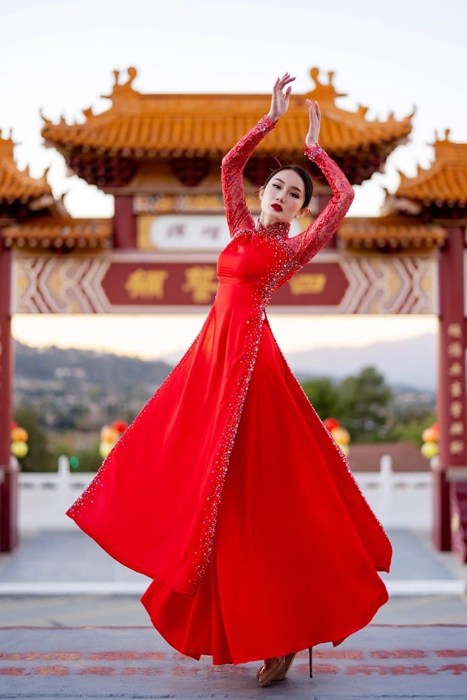 13. Áo dài múa 4 tà thướt tha