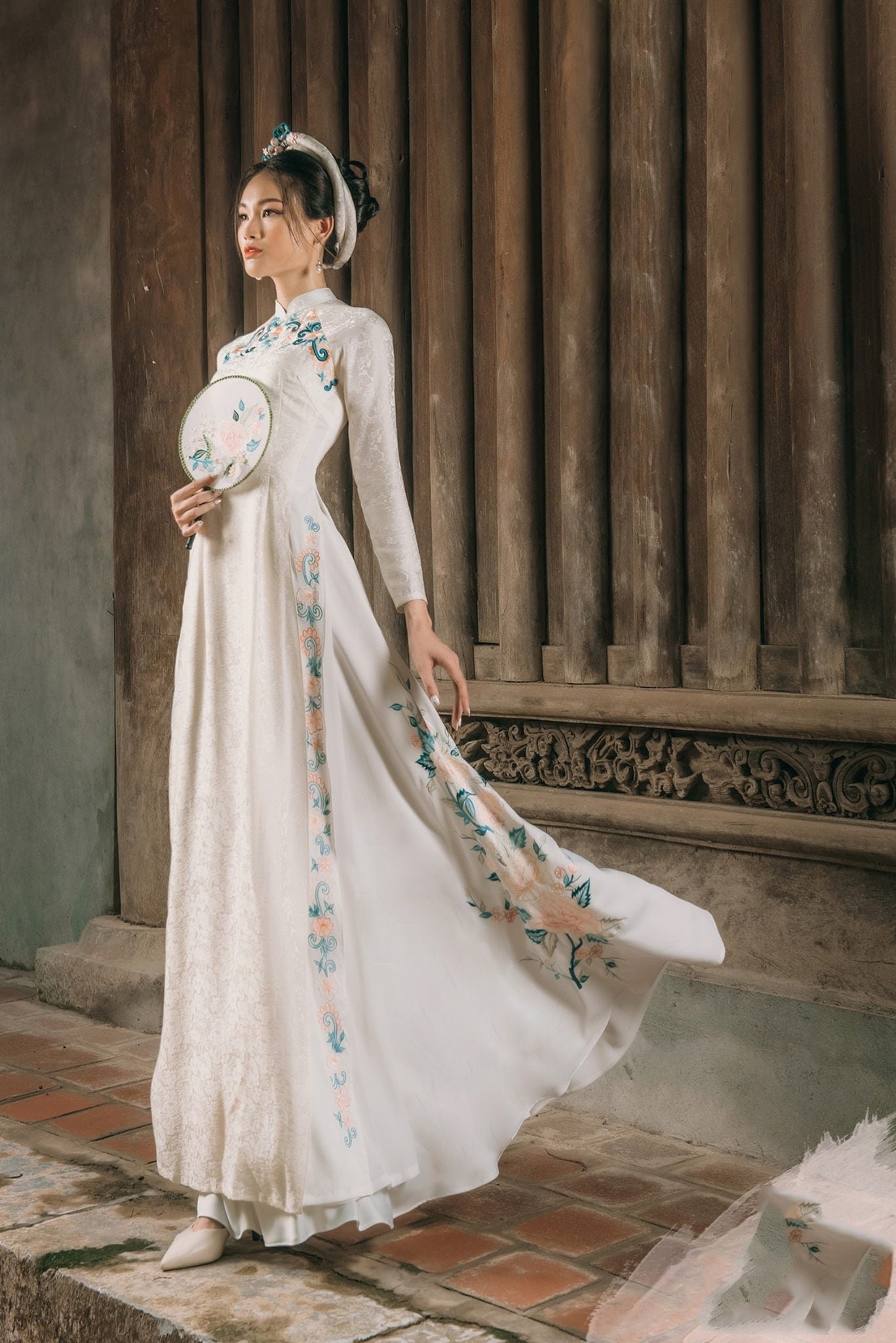 1. Áo dài múa trắng tinh khôi