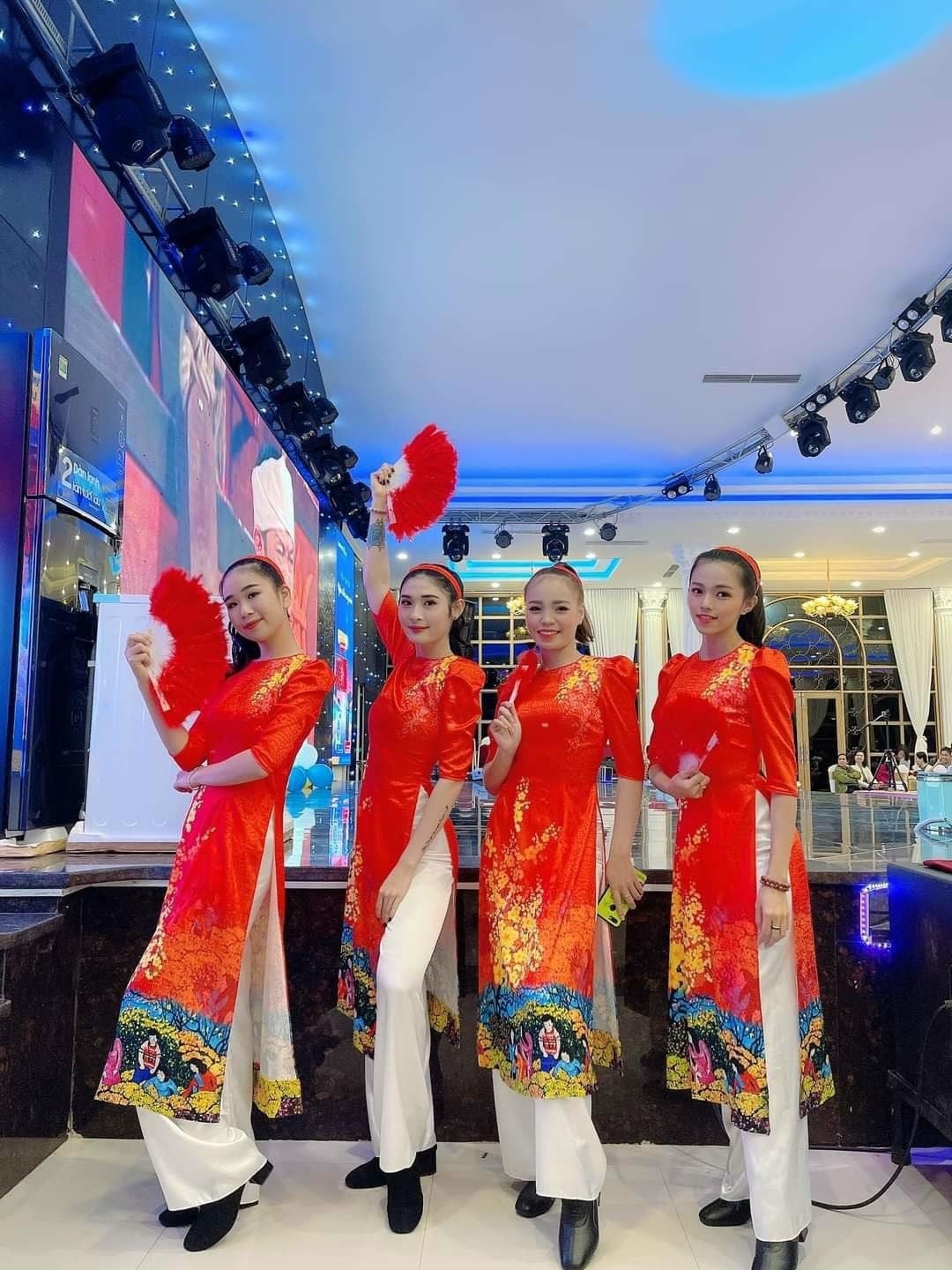 2. Áo dài múa đỏ rực rỡ, nhiệt huyết