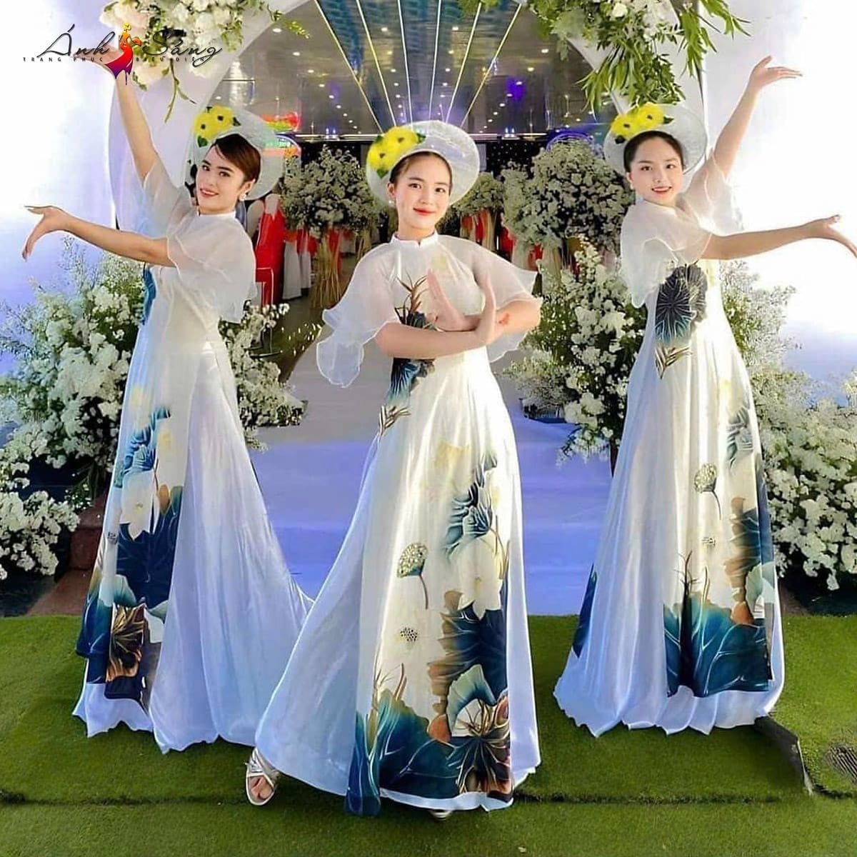 4. Áo dài múa hoa sen thanh cao