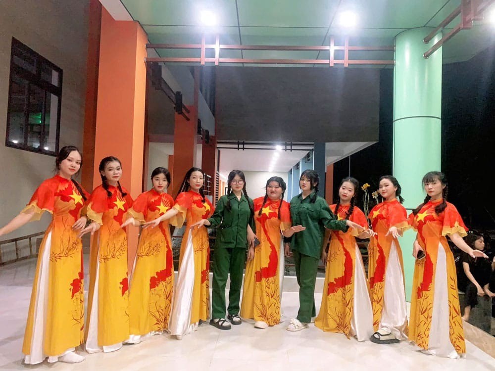 3. Áo dài múa vàng hoàng gia, sang trọng