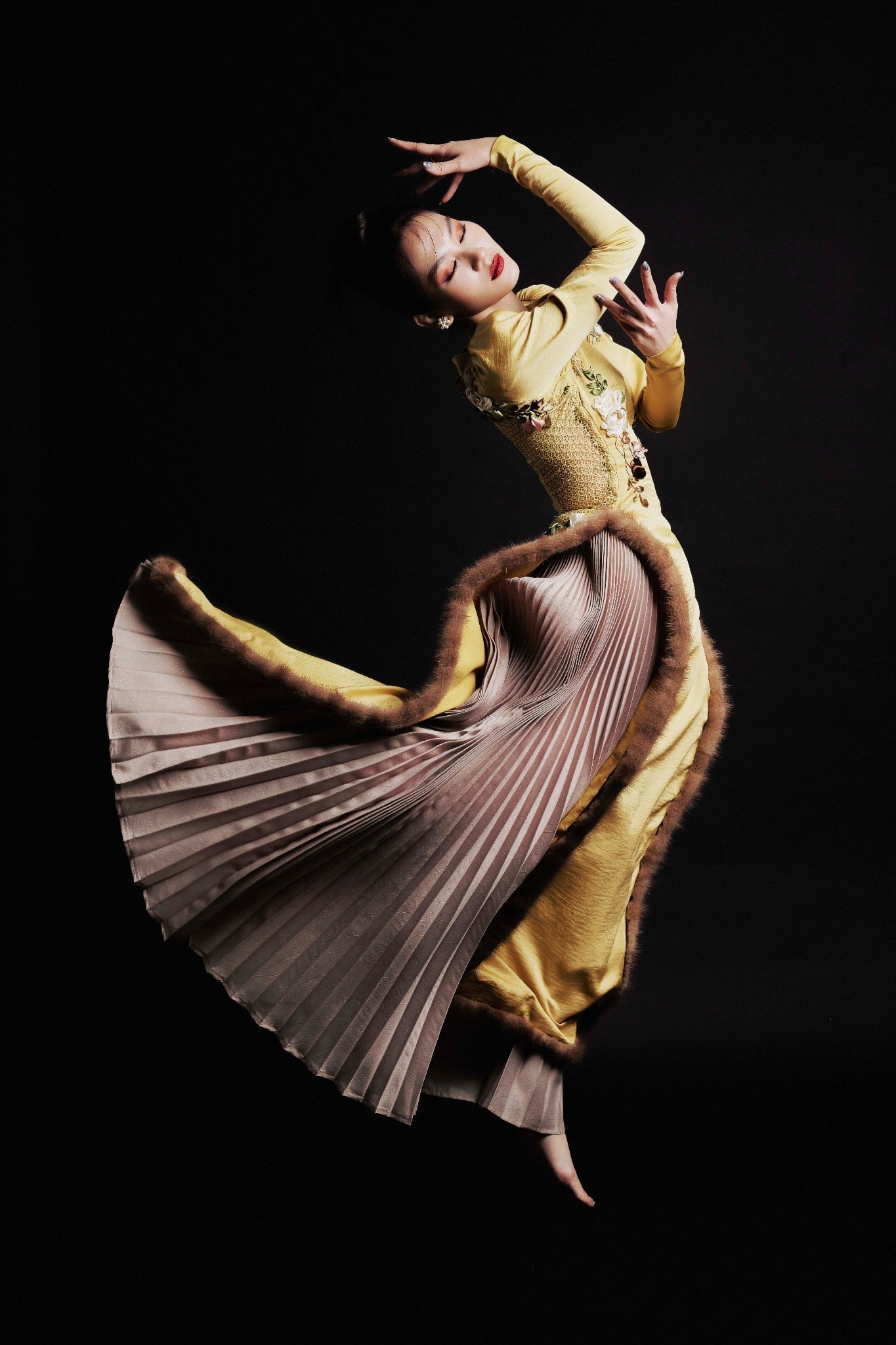 14. Áo dài múa họa tiết chim công, phượng hoàng