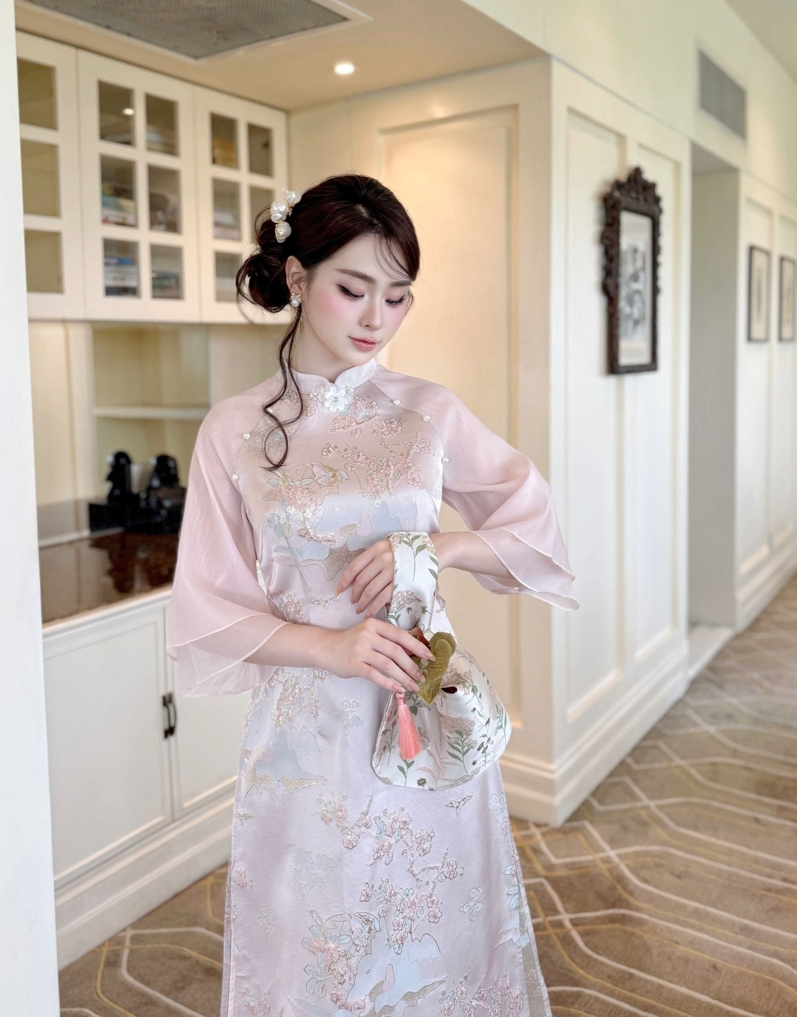 Tại sao áo dài phi bóng là lựa chọn không thể thiếu trong dịp Tết?