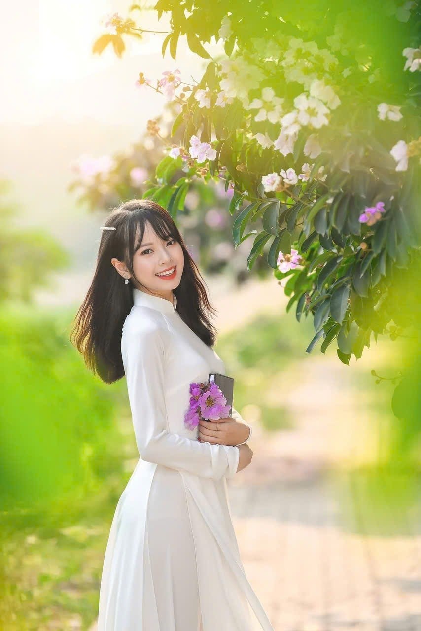 Áo dài phi bóng trắng