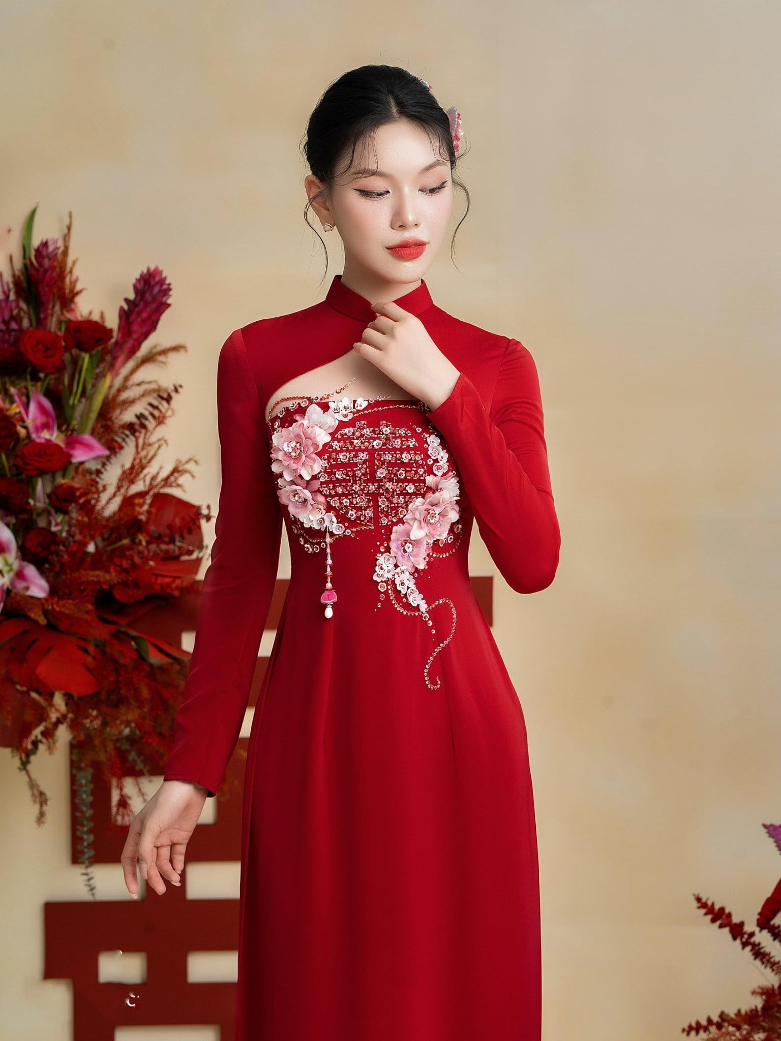 20. Áo dài song hỷ phối gấm và lụa độc đáo