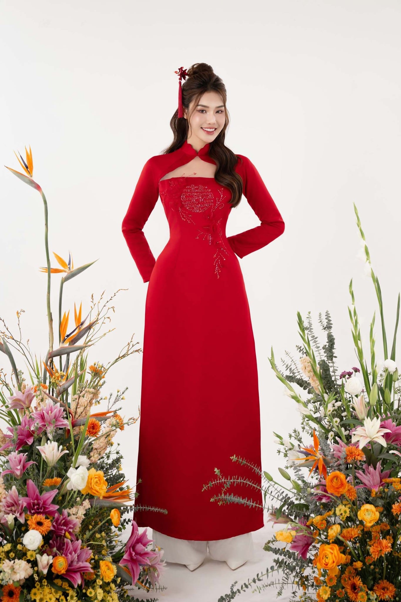 15. Áo dài song hỷ không cổ cho cô dâu trẻ trung