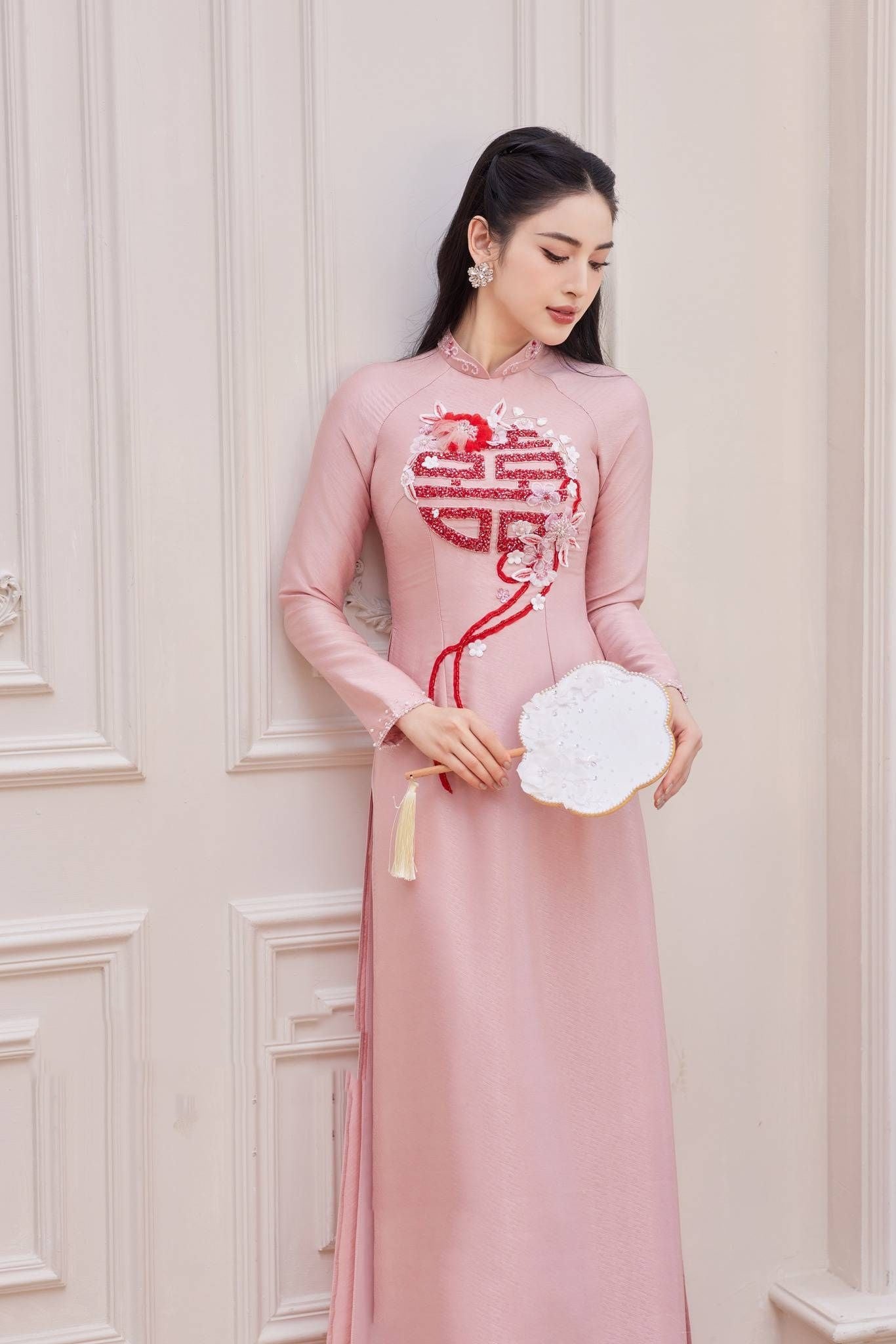 Tại sao áo dài song hỷ trở thành lựa chọn không thể thiếu trong ngày trọng đại?