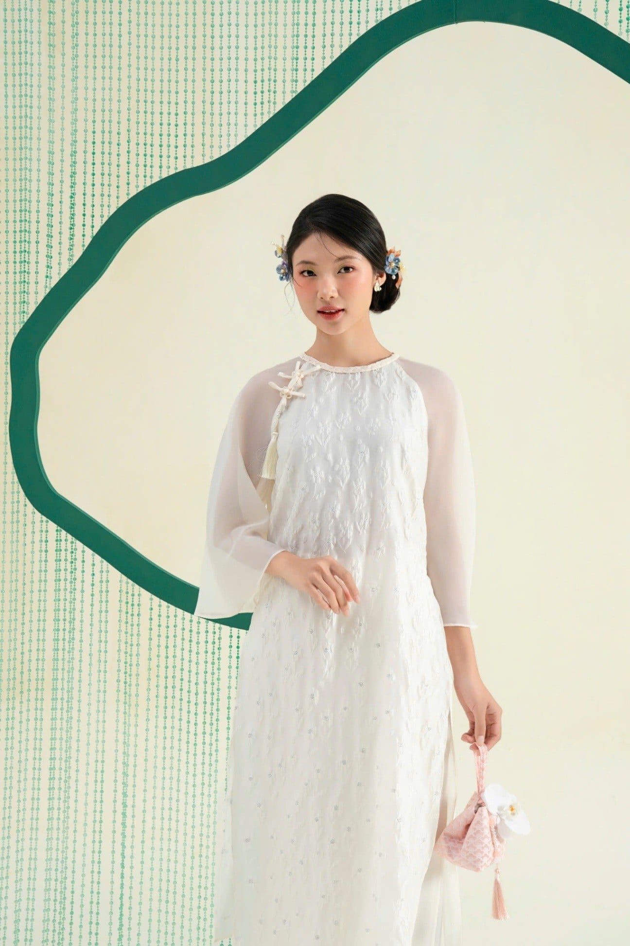 Mẫu 26: Áo dài suông trắng thêu hoa nhí tinh khôi