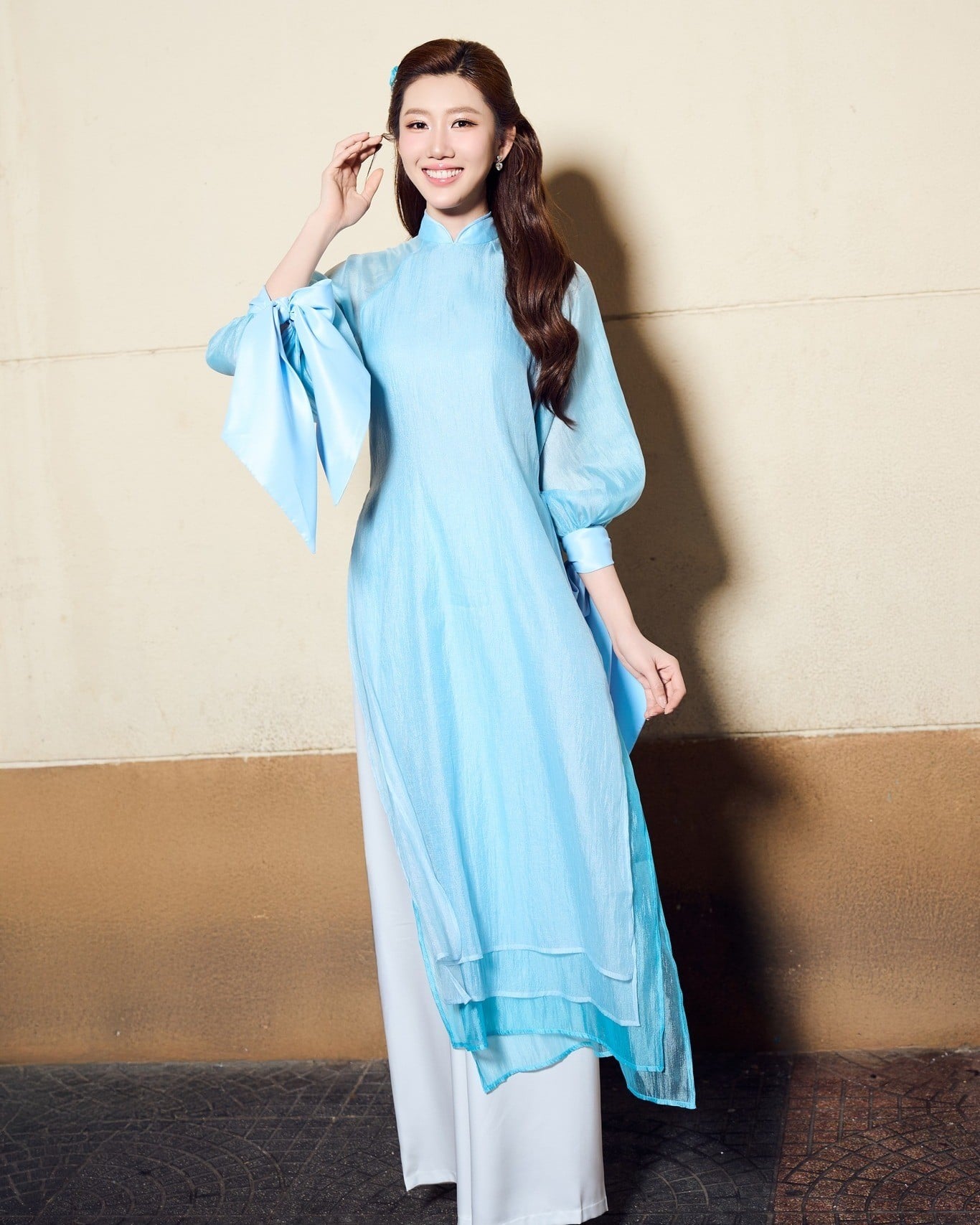 Mẫu 27: Áo dài suông xanh sky blue thắt nơ tay