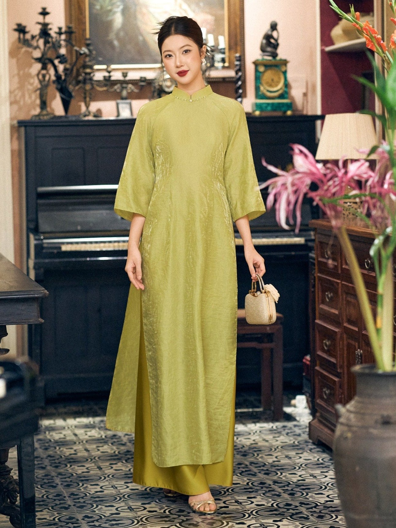 Mẫu 28: Áo dài suông xanh rêu gấm vân nổi