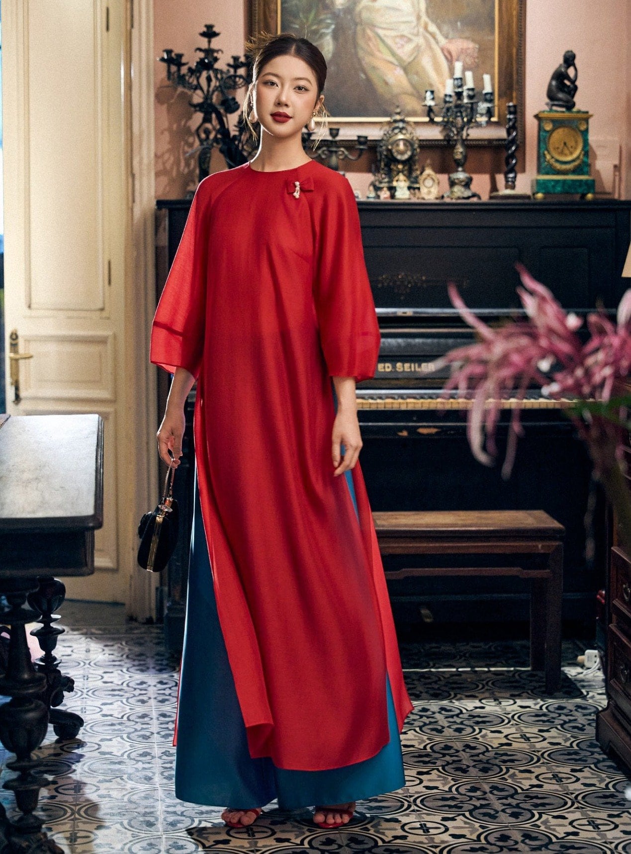 Mẫu 29: Áo dài suông đỏ phối quần xanh cổ điển