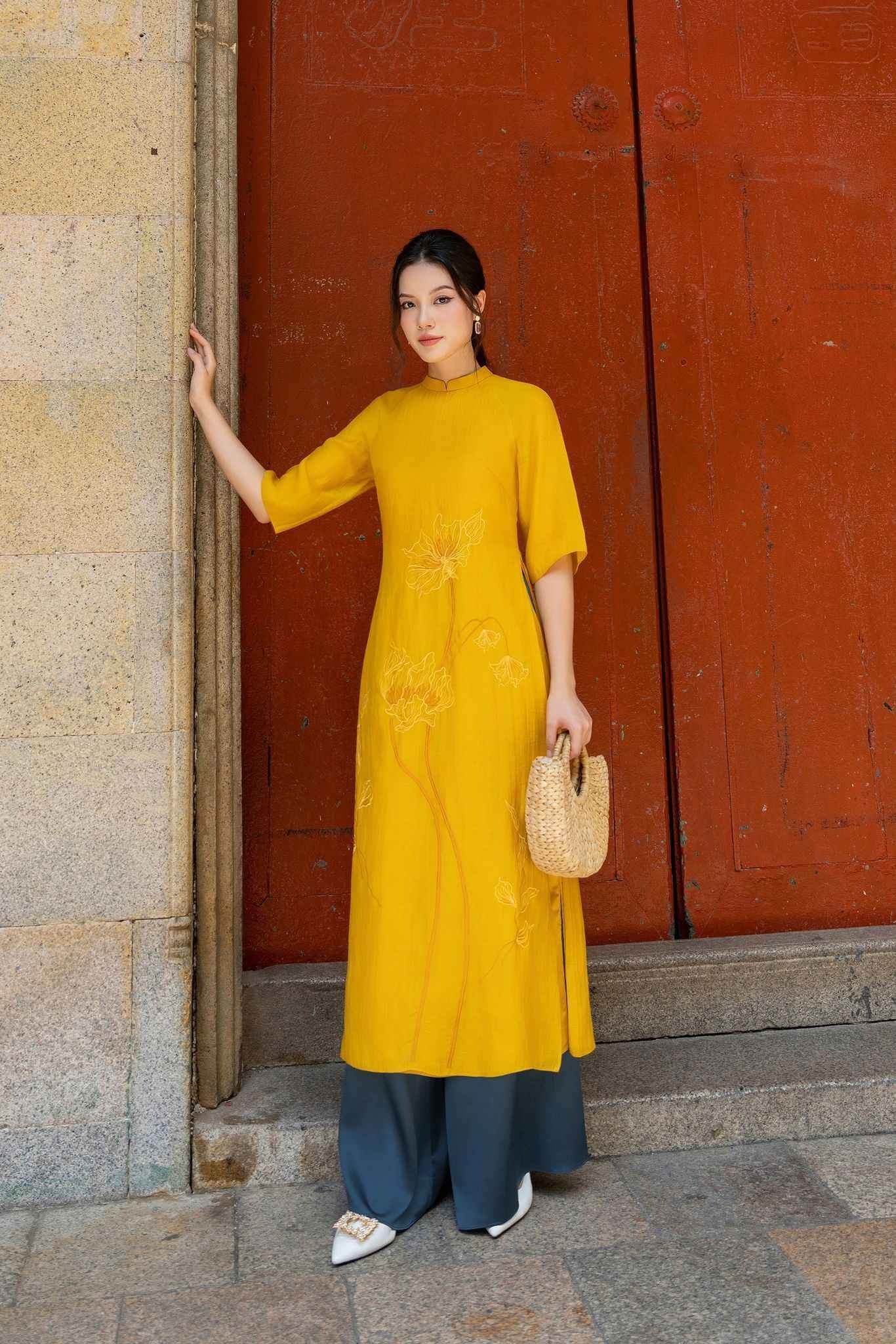 Mẫu 30: Áo dài suông vàng nghệ thêu hoa sen tối giản