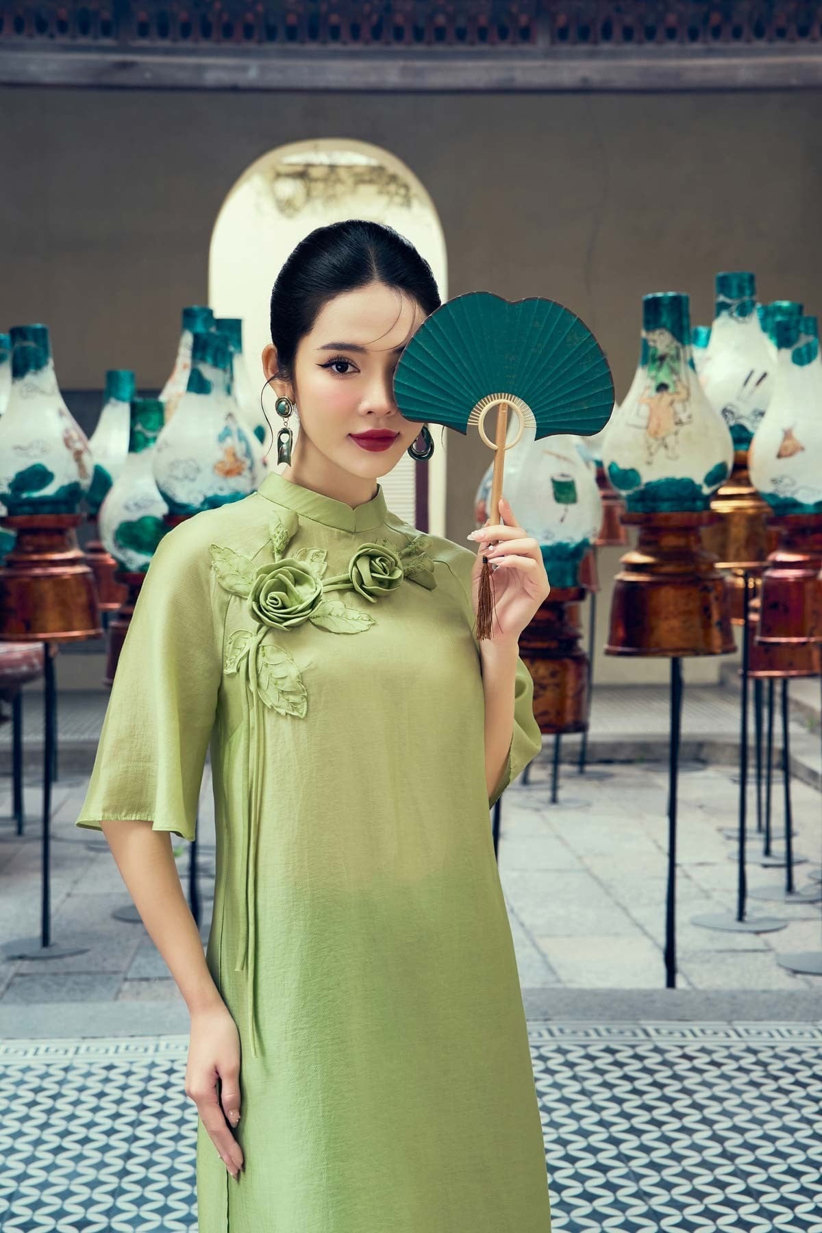 Mẫu 20: Áo dài suông xanh bơ đính hoa hồng 3D