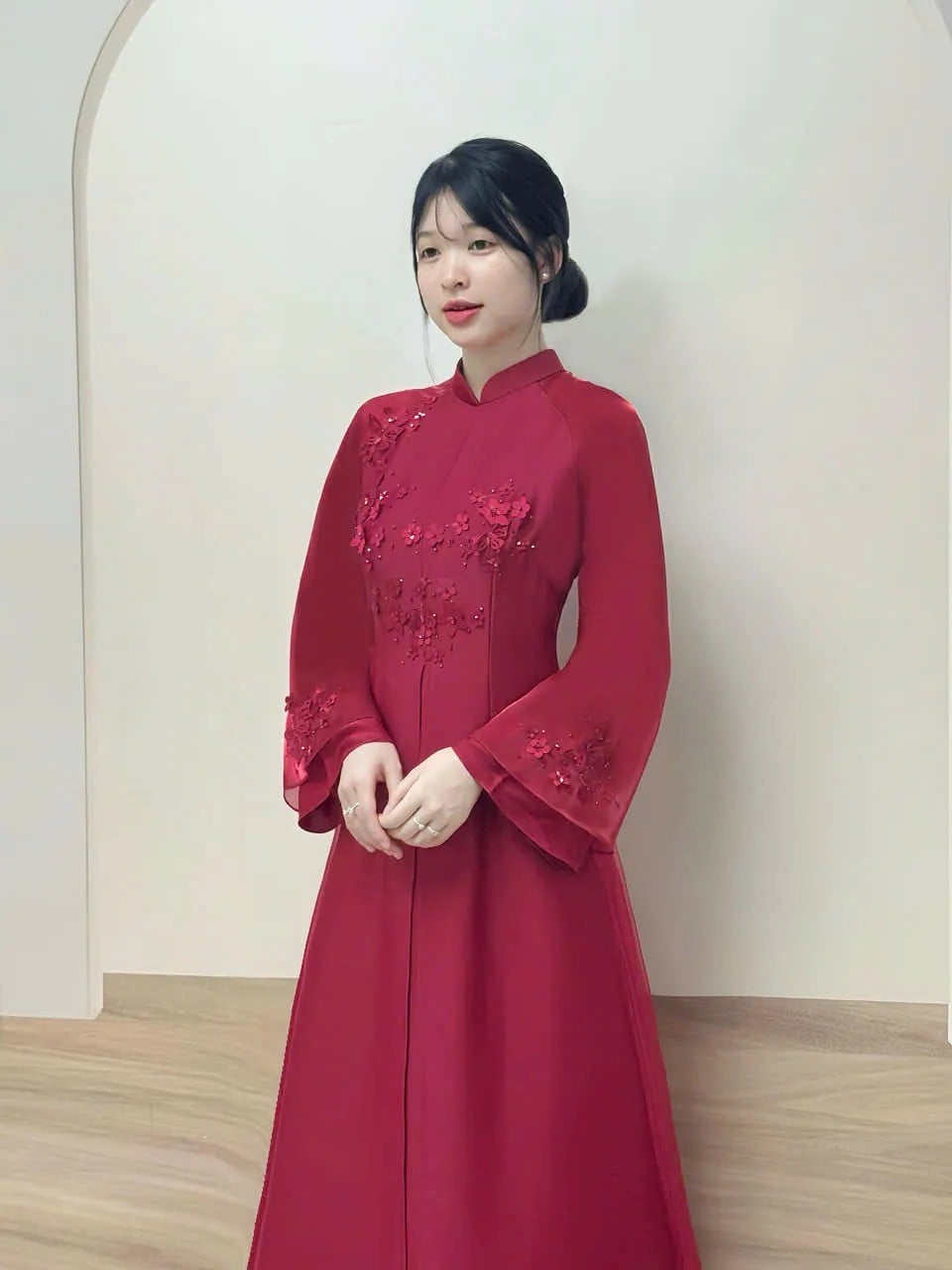 Mẫu 1: Áo dài dáng suông đỏ đô thêu hoa nổi