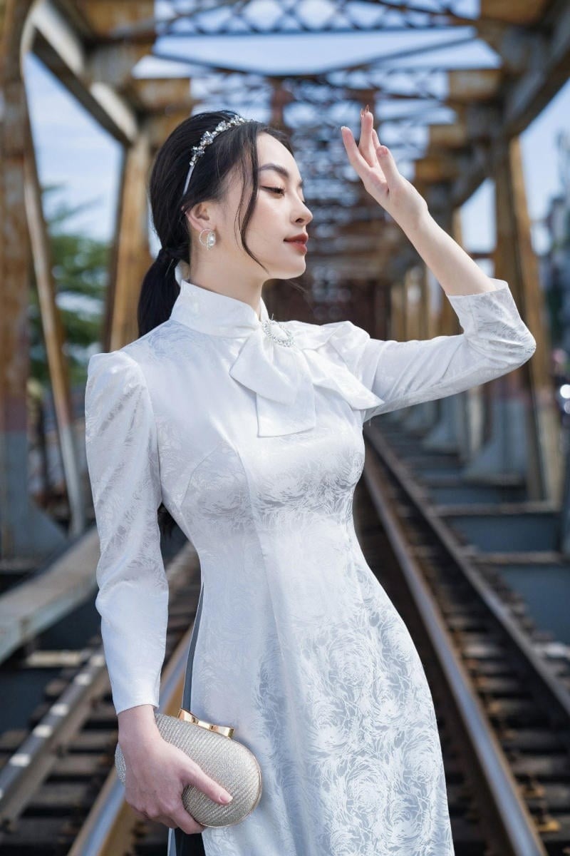 Mẫu 3: Áo dài gấm trắng cách tân thắt nơ cổ