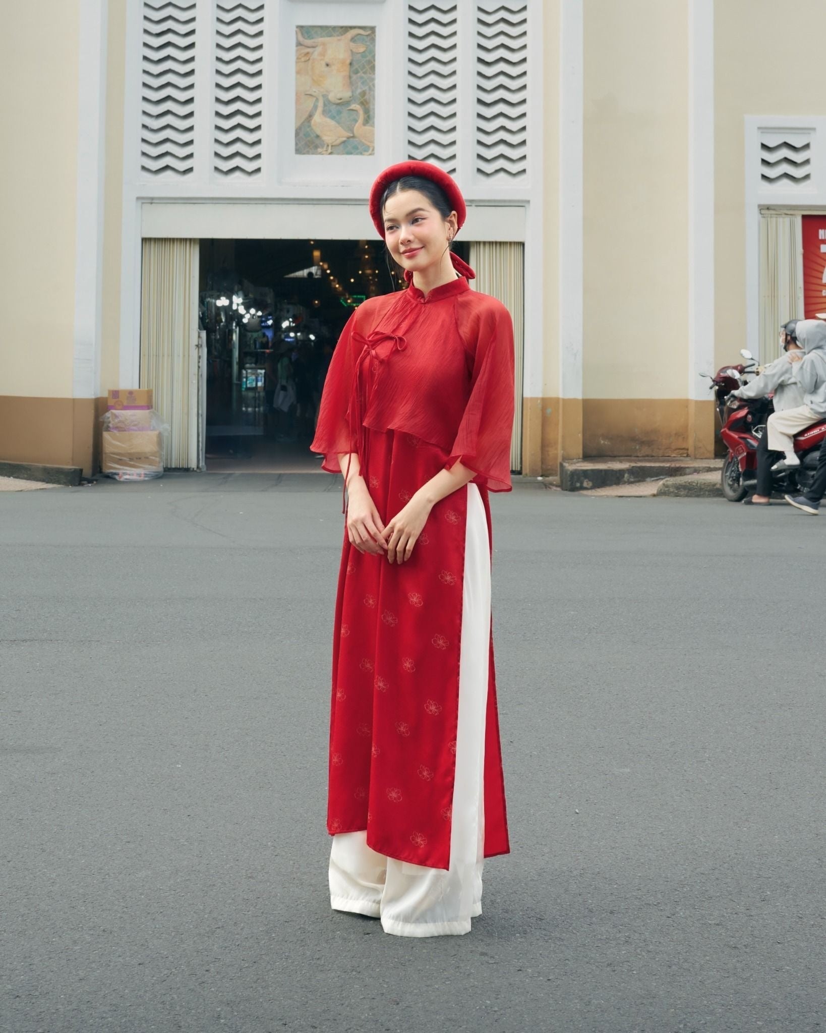 Mẫu 21: Áo dài suông đỏ cách tân phối voan mỏng