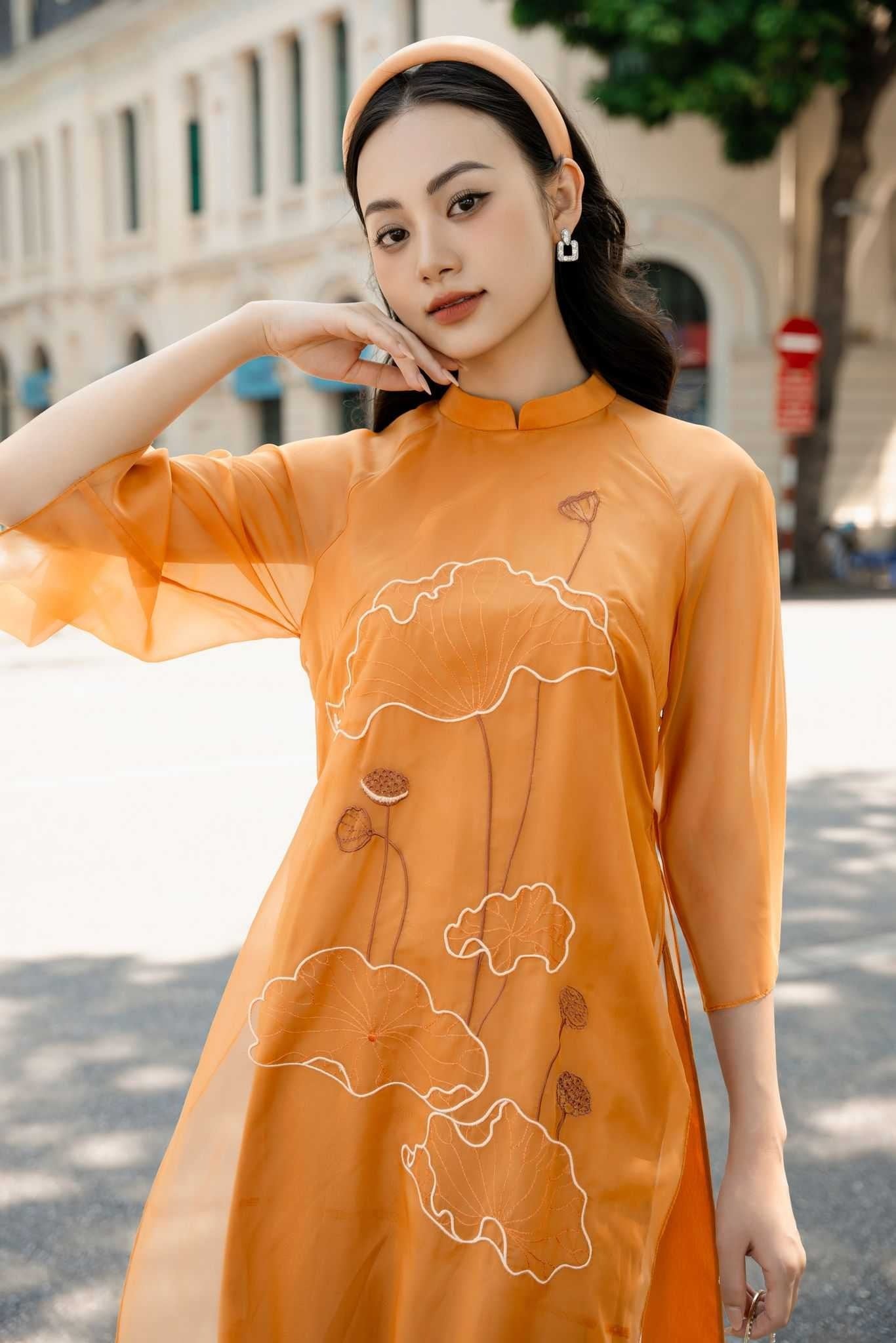 Mẫu 5: Áo dài voan kính cam đất thêu sen