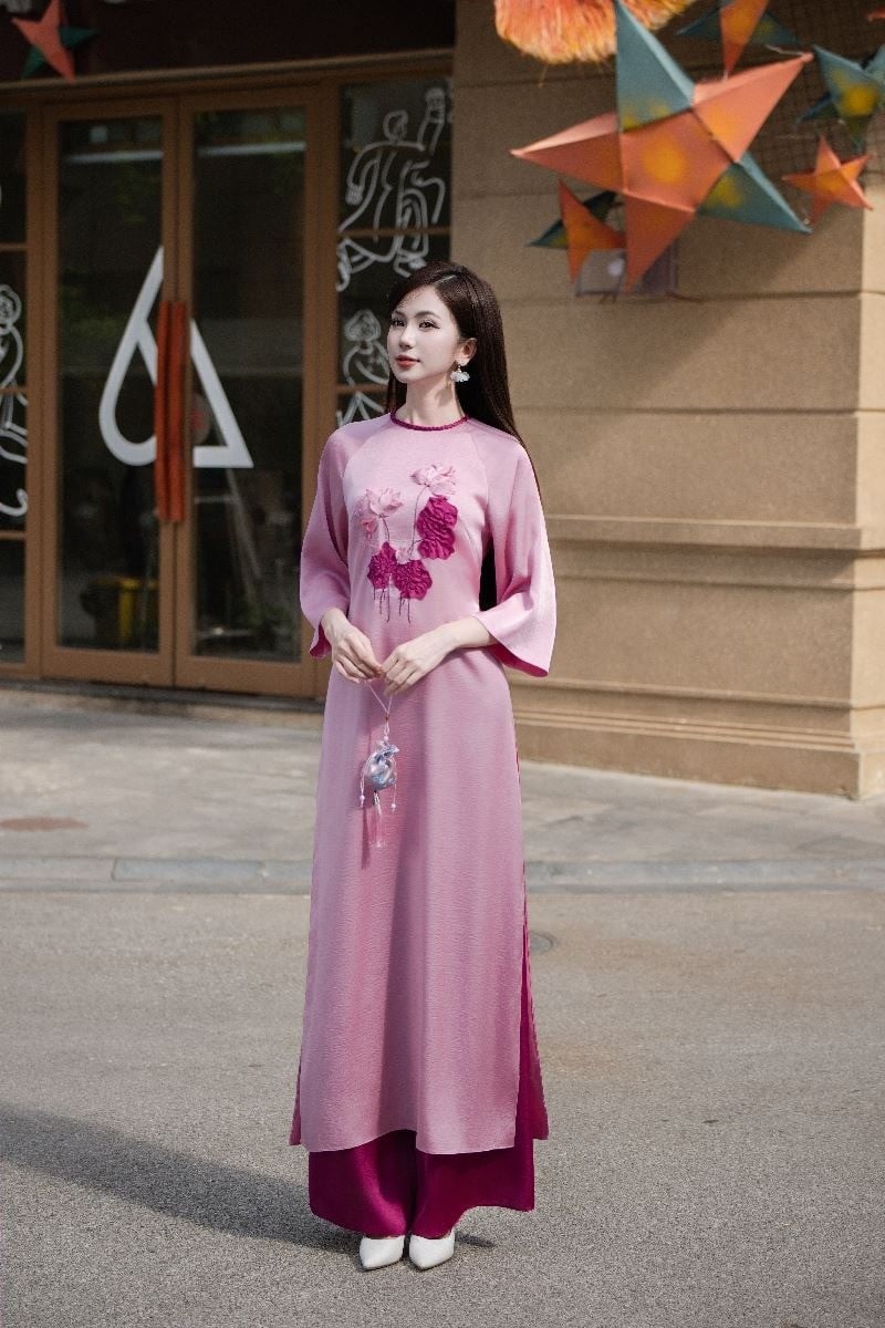 Mẫu 6: Áo dài suông hồng cánh sen thêu hoa nổi