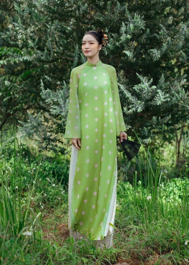 Mẫu 7: Áo dài suông xanh cốm họa tiết nhí