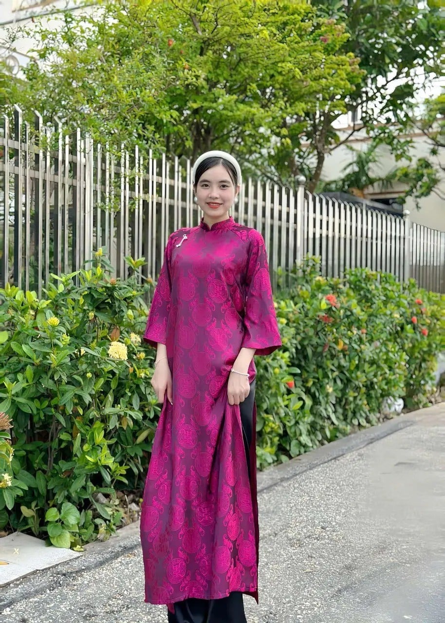 Mẫu 8: Áo dài gấm đỏ mận dáng suông cổ điển