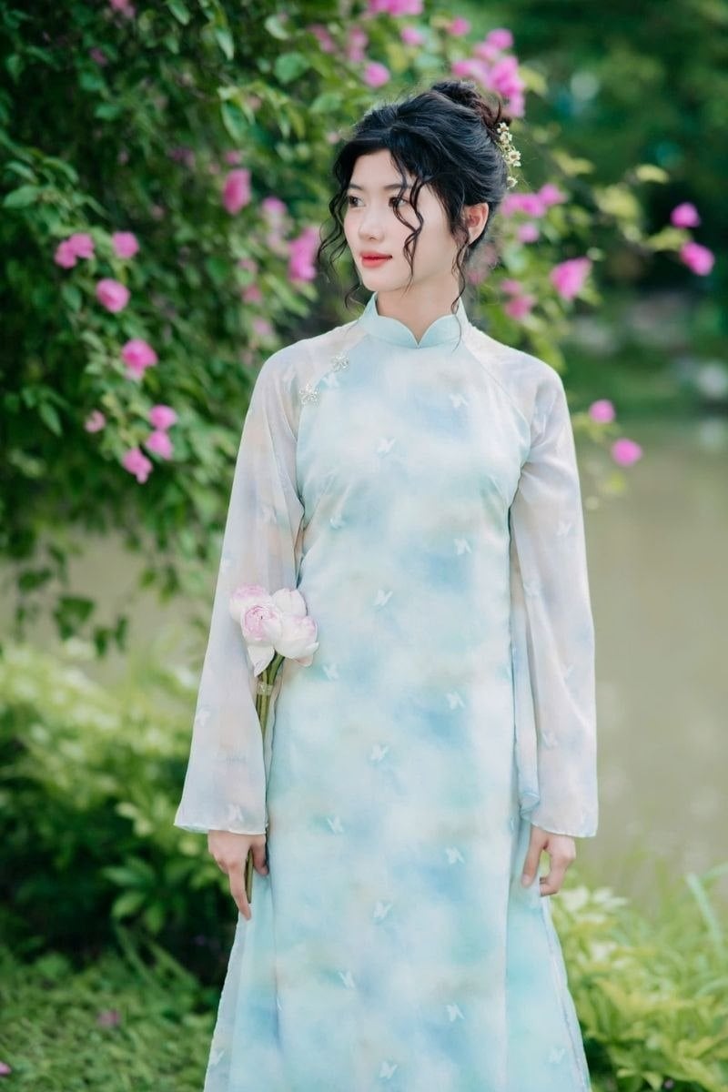 Mẫu 22: Áo dài voan xanh loang họa tiết cánh bướm