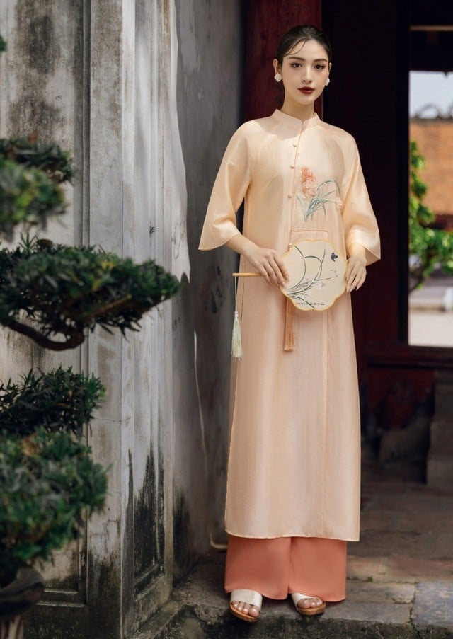 Mẫu 10: Áo dài suông màu cam nhạt thêu hoa thanh lịch