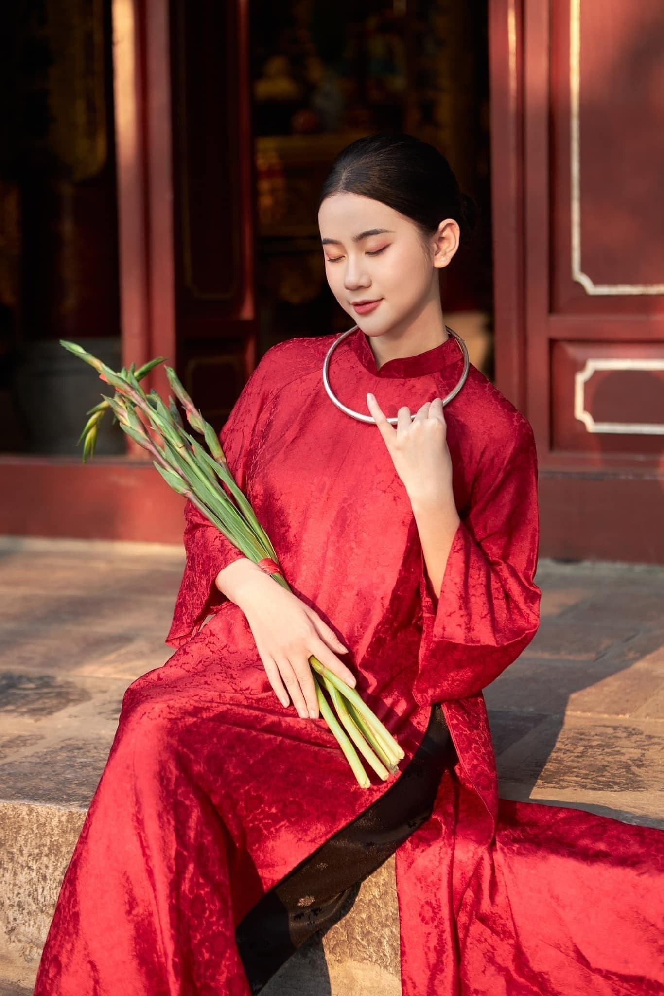 Mẫu 13: Áo dài suông đỏ nhung truyền thống