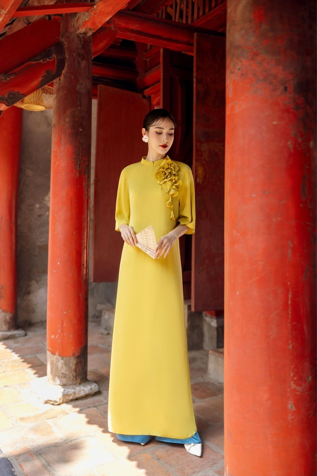 Mẫu 15: Áo dài lụa vàng nghệ đính hoa 3D