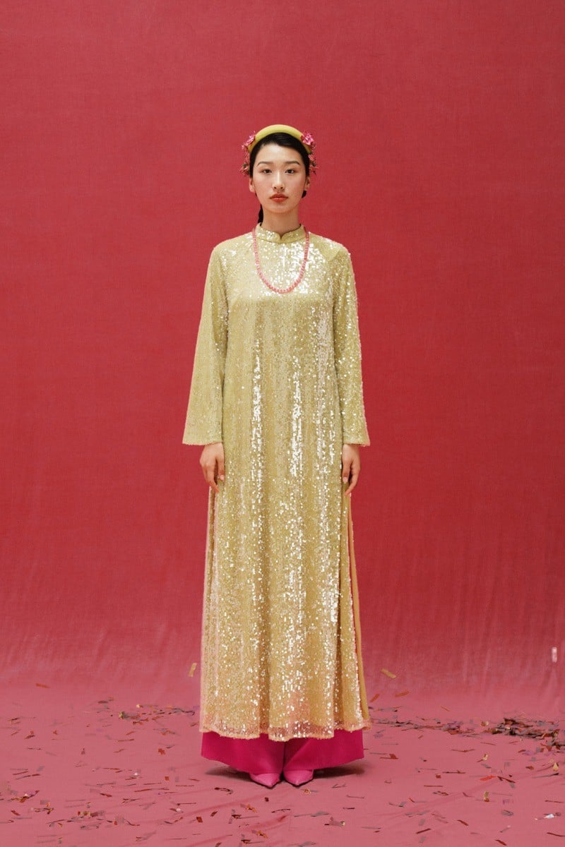 Mẫu 16: Áo dài suông sequin lấp lánh phong cách Disco