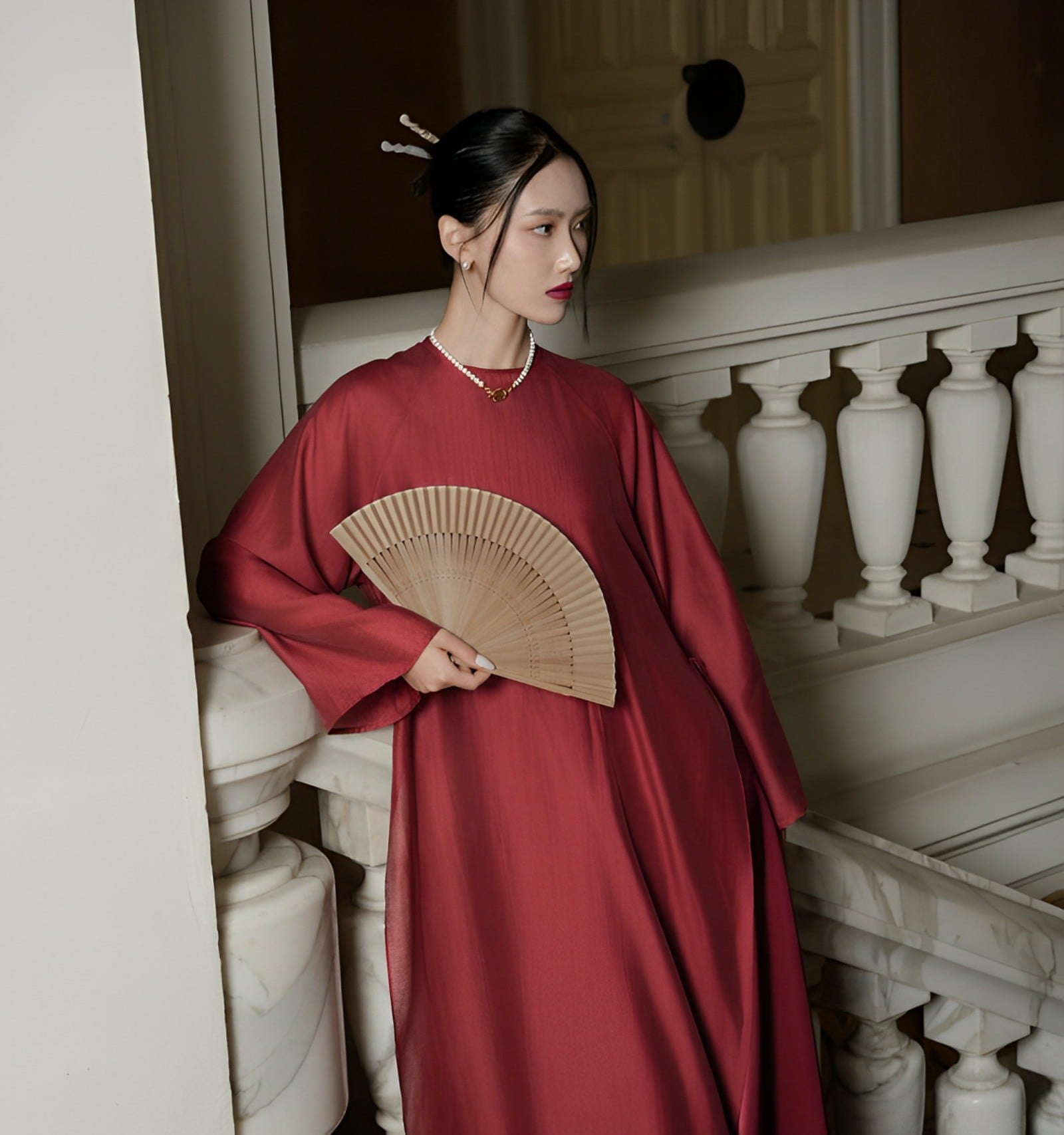 Mẫu 23: Áo dài suông lụa đỏ đô cổ điển