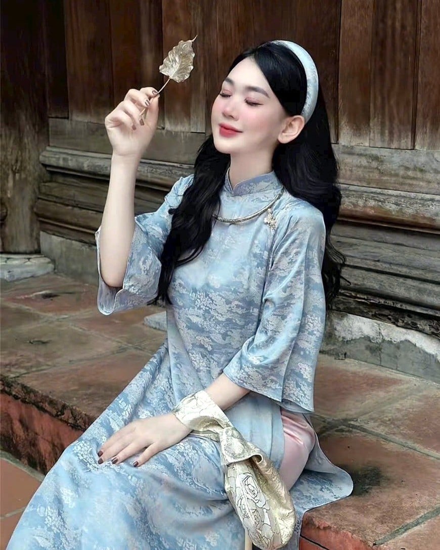 Mẫu 17: Áo dài suông xanh khói họa tiết vân đá