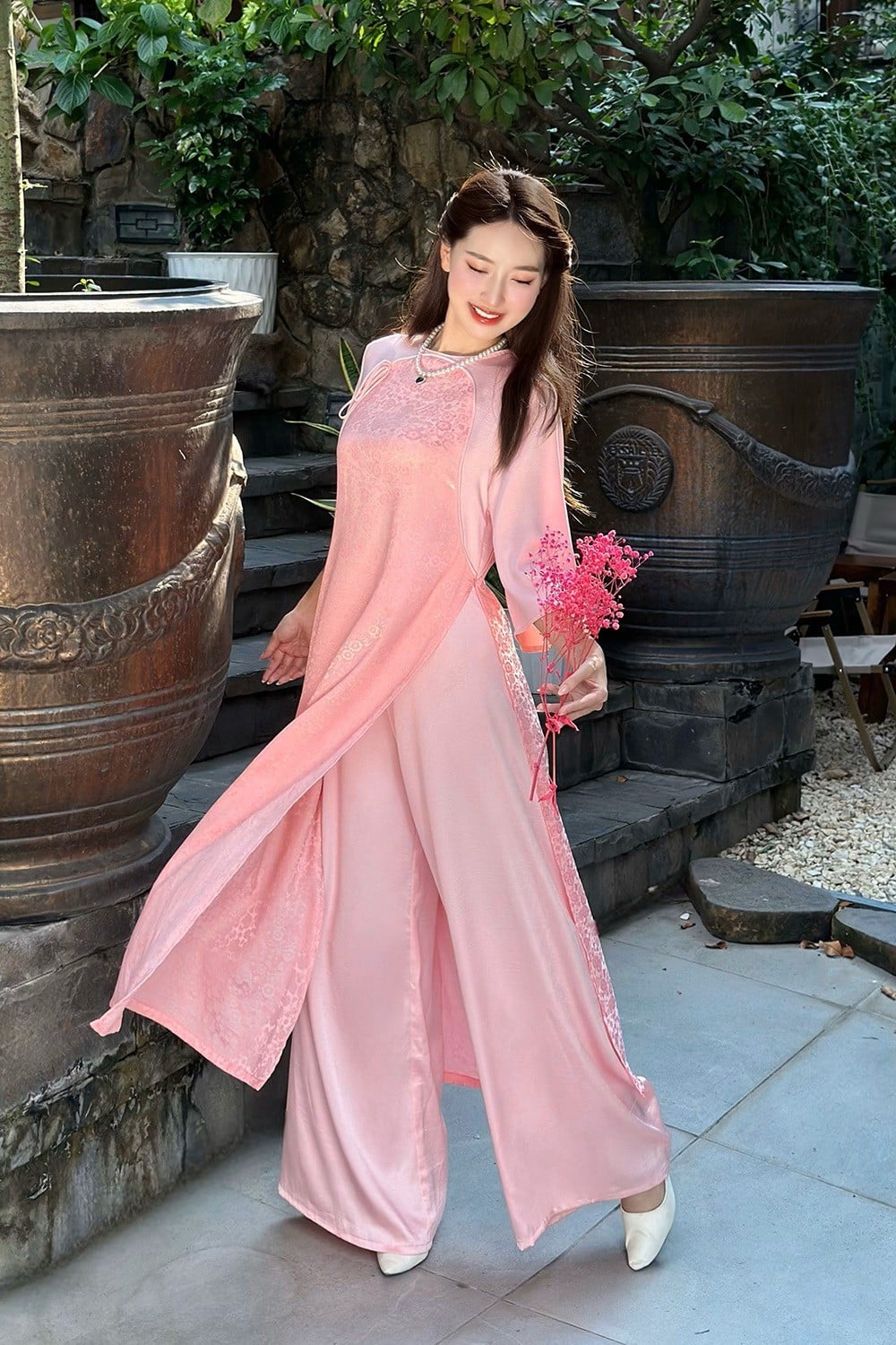 Mẫu 18: Áo dài lụa hồng phấn dáng suông phối ren