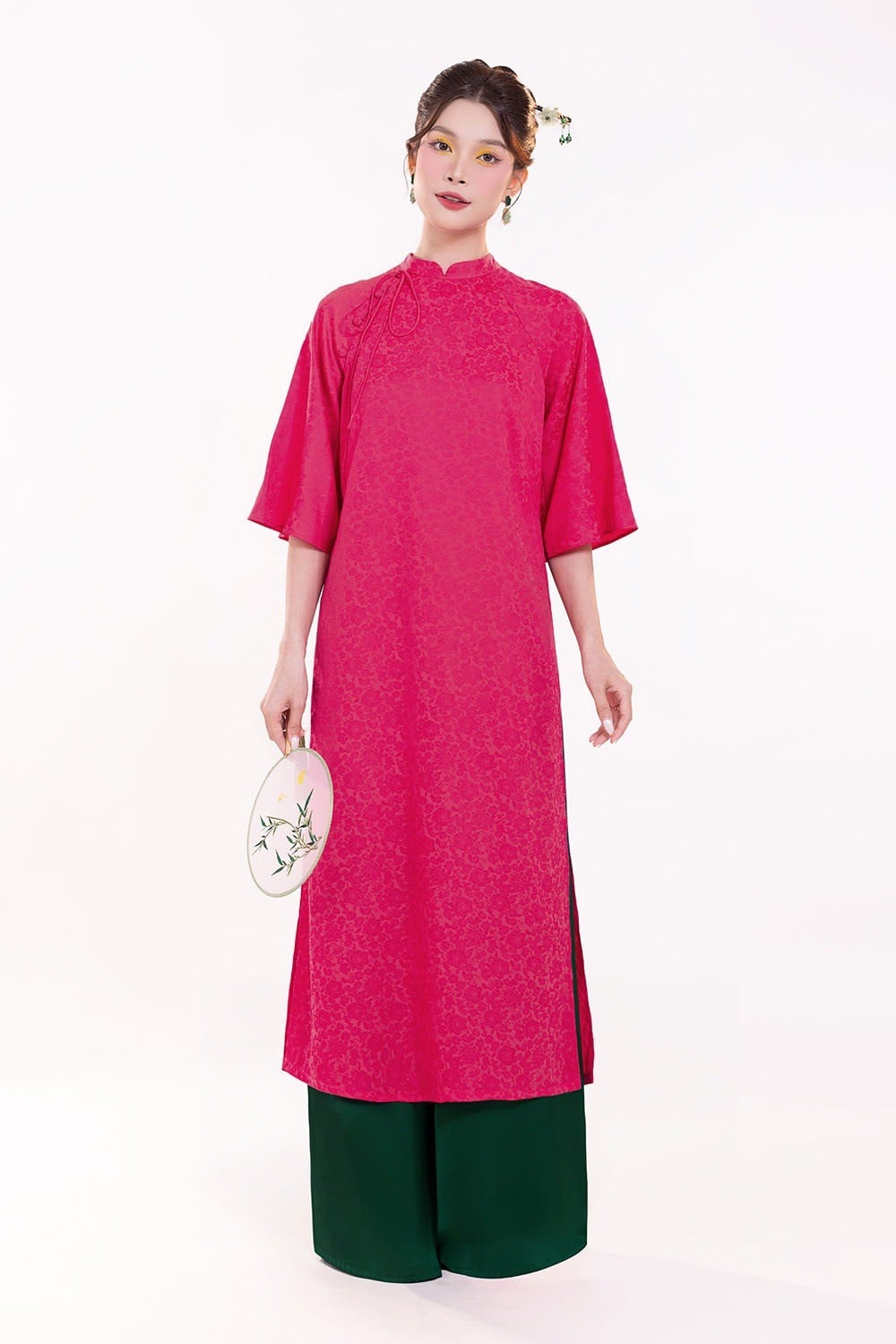 Mẫu 19: Áo dài gấm đỏ hồng họa tiết hoa chìm