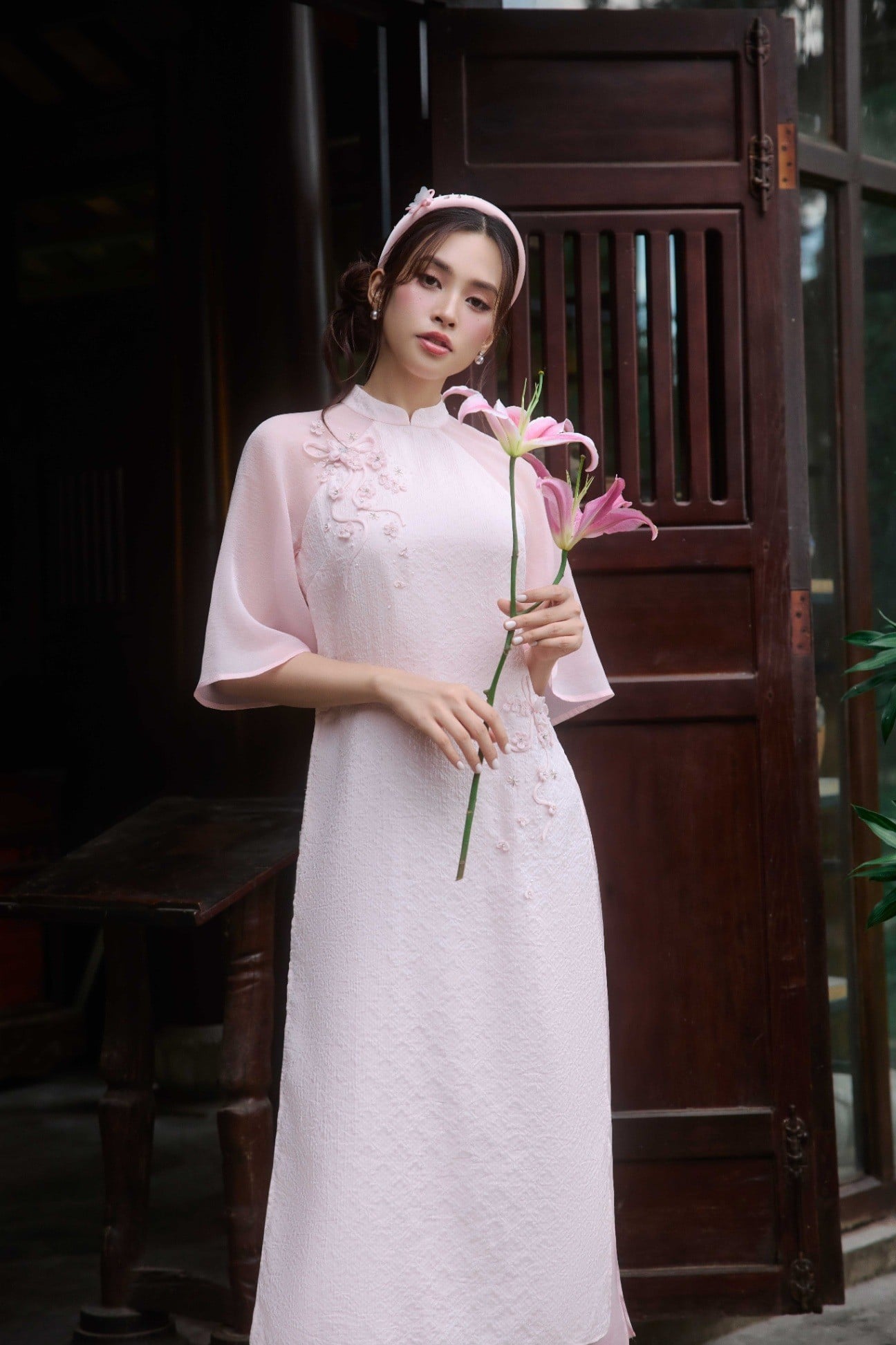 Mẫu 24: Áo dài suông hồng nhạt thêu hoa dọc thân