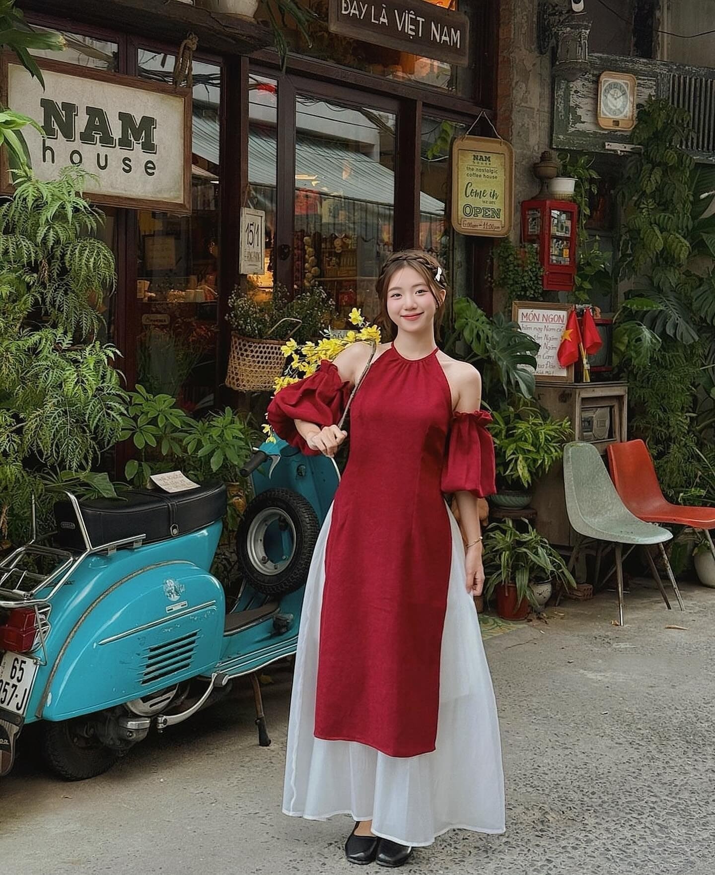 Áo dài yếm trễ vai tay phồng màu đỏ đô cách tân